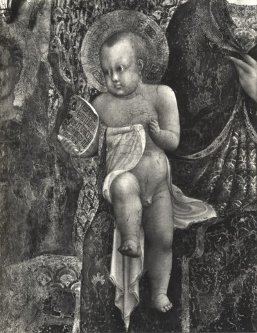 Anonimo — Stefano di Giovanni di Consolo da Cortona (Sassetta) - sec. XV - Pala della Madonna della Neve: Gesù Bambino con cartiglio — particolare